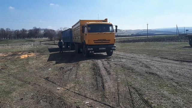 Камаз зерновоз пустой с груженным прицепом не может тронуться с места смотреть онлайн