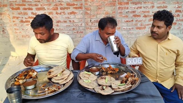 दो खड़ा मुर्गा 6 तंदूरी रोटी खाओ ₹6000 ले जाओ। chicken🐓🐓 full Chicken Tandoori Roti eating challeng смотреть онлайн