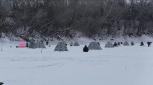 В этот день на льду ловили все. Такое скопления рыбаков я ещё не видел. Зимняя рыбалка