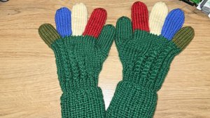 Раз петелька, два петелька. Увеличиваем перчатки.