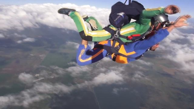 Прыжок с парашюта. Высота 4200 м смотреть онлайн