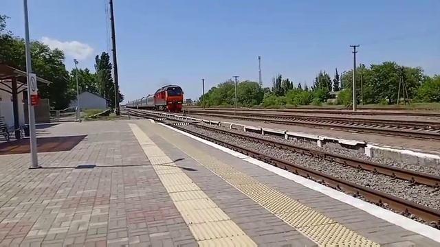 ТЭП70БС с пассажирским поездом Симферополь-Смоленск очень быстро проследовал станцию Кировкую смотреть онлайн