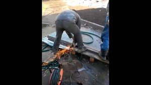 Прикол на работе - Железные яйца! Бесстрашный русский слесарь!