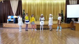 Новогодний хоровод 2"В" и 2"Г" классы