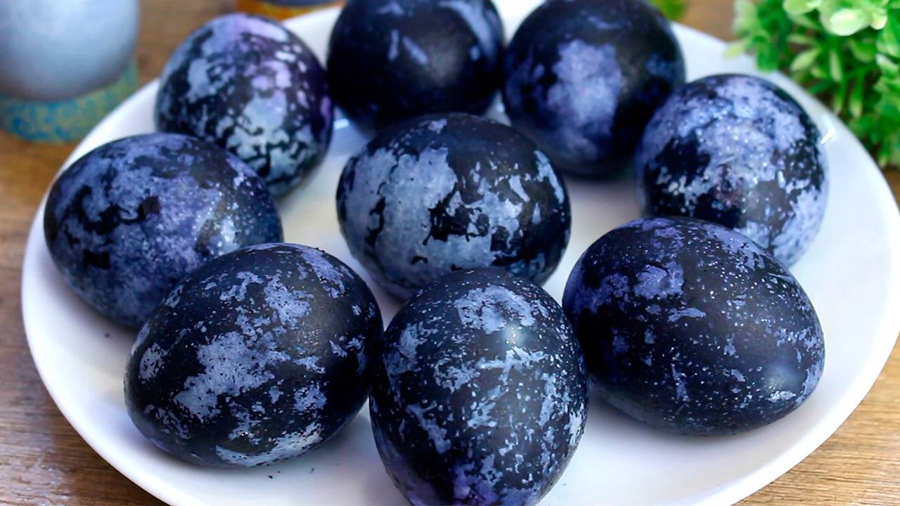 Как ПОКРАСИТЬ ЯЙЦА без красителей 🥚 Интересный Способ на Пасху!
