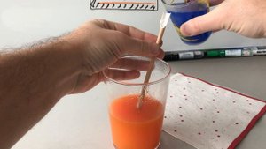 Опыт с двумя несмешивающимися жидкостями