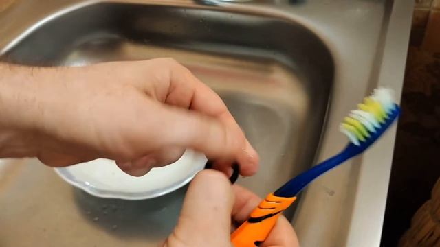Как почистить распылитель аэратор на смесителе на конце крана ?