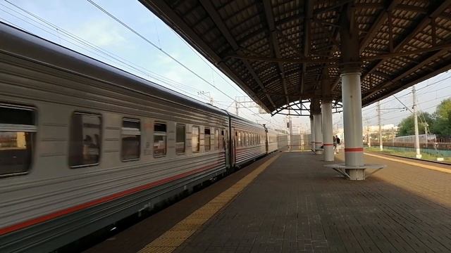 Электровоз ЧС7-318 с поездом №125С Новороссийск - Москва, платформа Выхино. смотреть онлайн