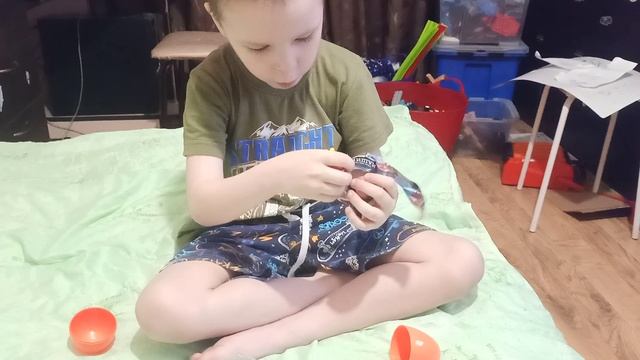 Распаковка Яйцо-сюрприз с машинкой-1