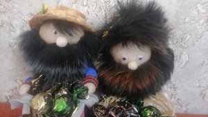 Домовята с корзиной для угощений