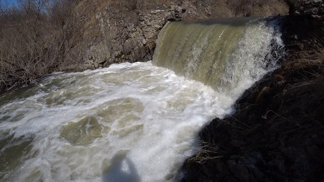 Весенний водопад на реке Укроп смотреть онлайн