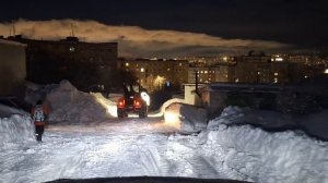 На Ниве тревел за погрузчиком.  Спускаемся с ледяной горки в гаражах)