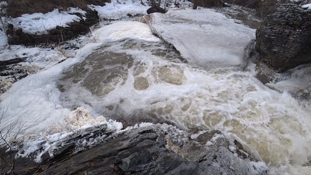 Весенний водопад на ручье Сухая Каменка смотреть онлайн