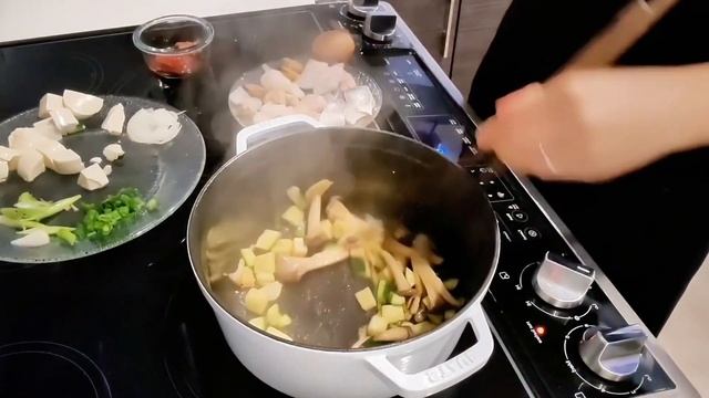 最地道嘅!韓式海鮮豆腐湯 | 美味滿分的家常料理！Korean Seafood Tofu Soup 🍲✨#家常湯品#美味家常 смотреть онлайн