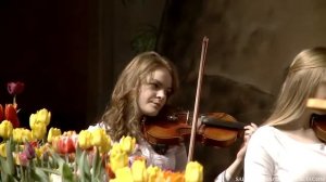 Из года в год, весеннею порою