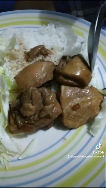 First bite! Chicken adobo, cabbage salad and rice #shorts смотреть онлайн