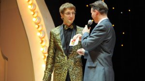 Вручение награды из Госдумы свадебному ведущему Роману Акимову.