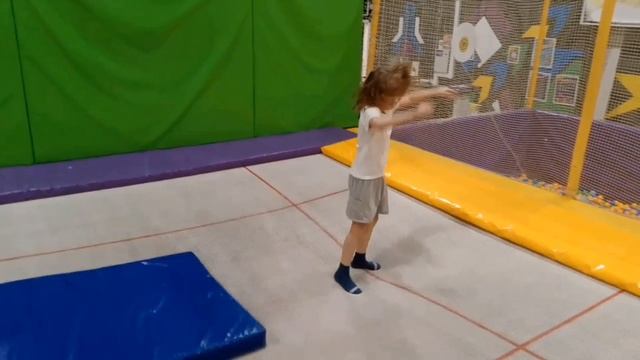 Батутный центр. смотреть онлайн