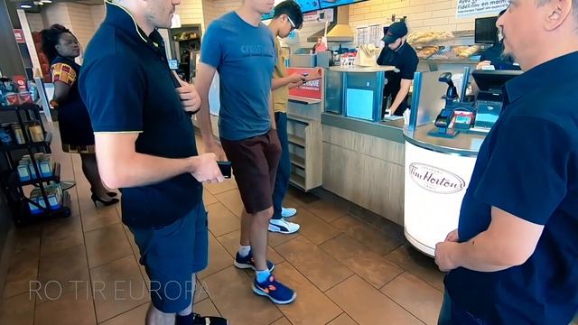 Cafeluța cu șoferi de camion la Tim Hortons: O întâlnire relaxată în Canada