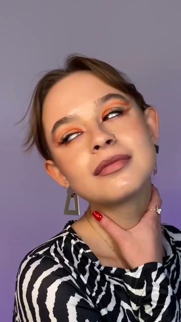 Макияж в ярких оттенках с красивой стрелкой, соединяющейся со складкой века! смотреть онлайн