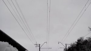 Едет поезд вид со шпал.