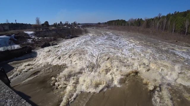 Весенний водопад на реке Бердь смотреть онлайн