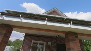 Установка белоснежной водосточной системы Технониколь с возможностью сбора дождевой воды