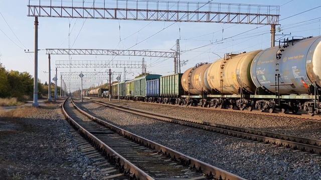 2ЭС6-834+825 с грузовым поездом по станции Самаевка, солнечным осенним днём смотреть онлайн