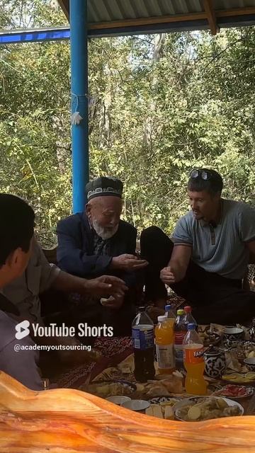 Вилкой, ложкой или руками? Узнал у аксакалов в кишлаке Узбекистана как правильно есть плов?