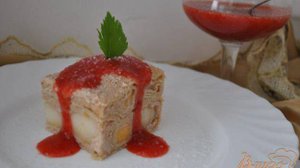 Блинный торт с фруктами и клубничным джемом