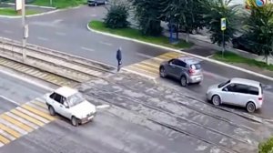 Пешеход, не лезь под машину!