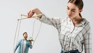 Как распознать манипулятора в отношениях