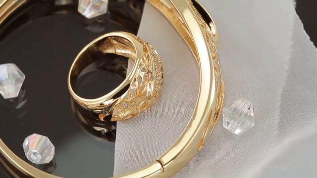 Стильный комплект с яркими фианитами, покрытый золотом