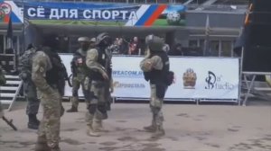 Танцы солдат: Весёлый взгляд на жизнь в стиле 'Уикенда у Берни'