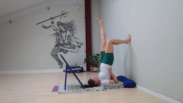 Урок 3-13. Сарвангасана, Xаласана и Карнапидасана у стены (10 мин)