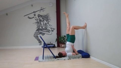 Урок 3-13. Сарвангасана, Xаласана и Карнапидасана у стены (10 мин)