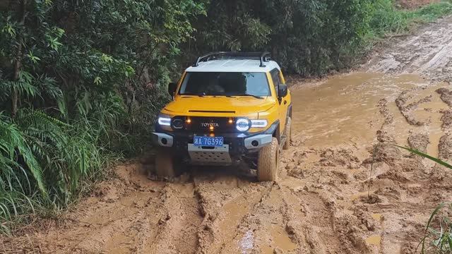 ЖЕСТКИЙ ОФФРОАД TOYOTA FJ Cruiser (Проверка на прочность) смотреть онлайн