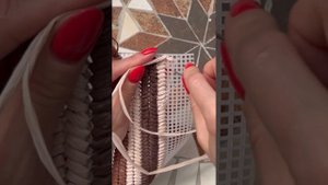 😍Вышиваем донышко для сумки из рафии 🌾узором "колосок" на канве #crochet #diy