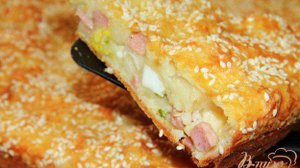 Заливной пирог с яйцами, колбасой и зеленым луком