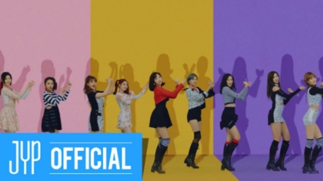 TWICE "KNOCK KNOCK" MV