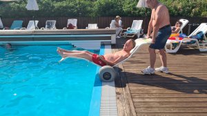 Кресло-коляска пляжная. Шезлонг плавающий Тумбороллер от Обсервер в бассейне