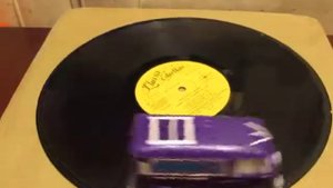 Record Runner el toca discos o tornamesa màs pequeño del mundo en accion