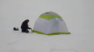 Зимняя рыбалка в палатке на озере