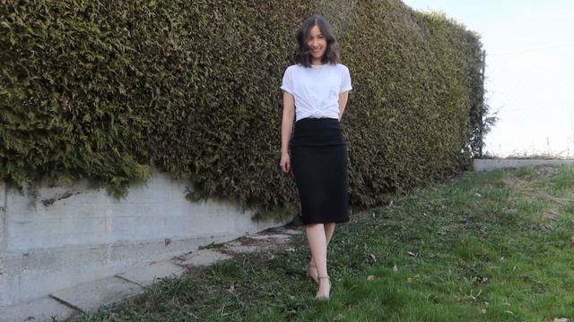 HOW TO STYLE A WHITE T-SHIRT | MINIMALIST WARDROBE смотреть онлайн