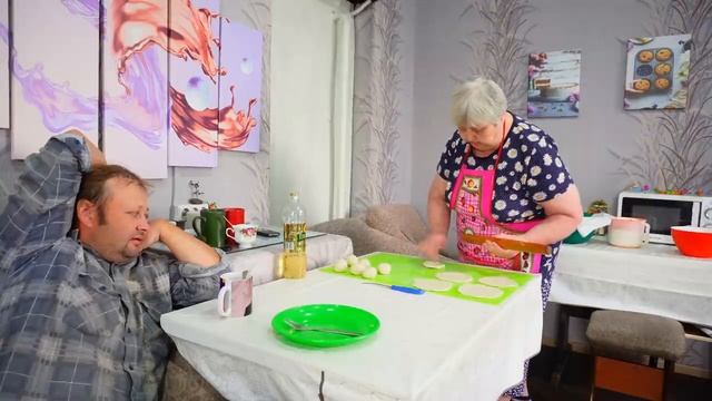 Что приготовить на вечер Утро в деревне кормлю животных Готовим домашние хрустящие чебуреки Чем выта