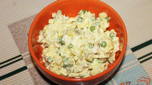 Оливье с куриной грудкой и зеленым горошком