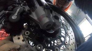 BMW F800 GS - Brake pad change