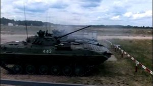 БМП-2 стреляет из 30 мм орудия 2А42