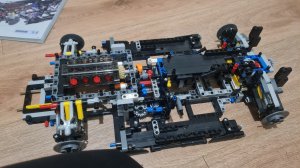 собираю двигатель из Lego v8