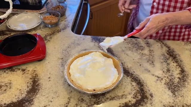 Praline Pie-it's out of this world good! смотреть онлайн